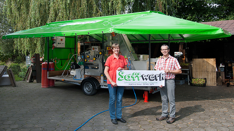 Hartmut und Angelika Knost vor dem Saftwerk